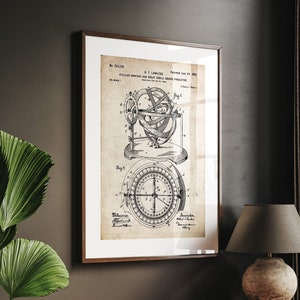 Può includere: Un disegno di brevetto vintage per una bussola stellare e un proiettore di grande cerchio. Il disegno mostra una bussola con un quadrante rotante e una sfera con un anello attorno. Il numero di brevetto è 2.751.158 e la data del brevetto è il 20 febbraio 1956.
