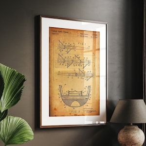 Może przedstawiać: Ramka z vintage'owym rysunkiem patentowym na tle zażółkłego papieru. Rysunek przedstawia projekt łodzi z tekstem "United States Patent" oraz "FIG. 1" i "FIG. 3".