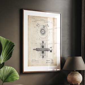 Puede incluir: Una impresión enmarcada de un diagrama de patente vintage para un generador eléctrico de corriente alterna de Nikola Tesla. El diagrama es en blanco y negro, con dibujos técnicos detallados. El marco es de color marrón oscuro y la impresión se muestra en un escritorio de madera.