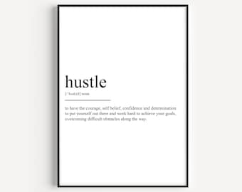 Könnte beinhalten: Schwarzweißes druckbares Wandbild mit dem Wort "hustle" definiert als "den Mut, das Selbstvertrauen, die Zuversicht und die Entschlossenheit haben, sich zu zeigen und hart zu arbeiten, um seine Ziele zu erreichen, und dabei schwierige Hindernisse zu überwinden."