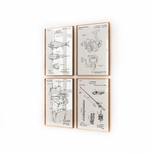Könnte beinhalten: Vier gerahmte Patentdrucke mit Diagrammen zum Thema Angeln. Die Drucke in hellem Beige zeigen detaillierte Illustrationen von Angelködern, Rollen, Angelkisten und einer Angelrute. Jeder Druck ist in einem Holzrahmen eingefasst.