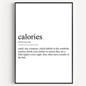 Peut inclure: Une impression murale d'art imprimable en noir et blanc avec une définition humoristique du mot "calories". La définition se lit comme suit : "Petites créatures minuscules qui habitent dans la garde-robe. Les calories rétrécissent vos vêtements pour s'assurer qu'ils sont un peu plus serrés chaque nuit. Elles laissent souvent des miettes dans le lit."