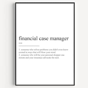 Puede incluir: Una definición imprimible en blanco y negro de "gestor de casos financieros" como sustantivo. La definición dice: "alguien que resuelve problemas que ni siquiera sabías que existían de una manera que te hará volar la mente. alguien que será tu comprador personal un minuto y tu defensor de seguros al siguiente."