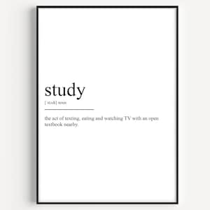 Puede incluir: Un póster imprimible en blanco y negro con la palabra "study" definida como "el acto de enviar mensajes de texto, comer y ver televisión con un libro abierto cerca."