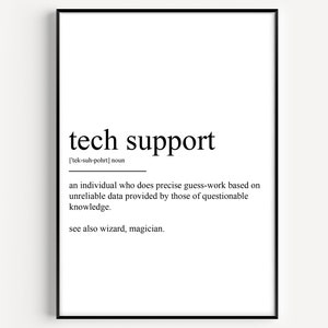 Puede incluir: Una impresión de arte imprimible en blanco y negro con una definición humorística de "soporte técnico" como un individuo que realiza conjeturas precisas basadas en datos poco fiables proporcionados por personas con conocimientos cuestionables. La definición también incluye la frase "ver también mago, mago."