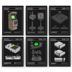Op de afbeelding: Een set van zes zwart-witte patenttekeningen van klassieke videogameconsoles. De tekeningen omvatten de Atari 2600, de ColecoVision, de Sega Genesis, het Nintendo Entertainment System, de Game Boy en de Sega Game Gear. Elke tekening bevat het patentnummer, de datum en de uitvinder.