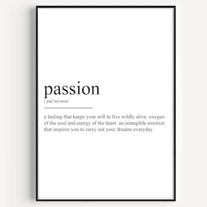 Könnte beinhalten: Schwarzweißes druckbares Wandbild mit der Definition des Wortes "Passion". Die Definition lautet: "Ein Gefühl, das Ihren Willen am Leben erhält, wild zu leben. Sauerstoff der Seele und Energie des Herzens. Eine immaterielle Emotion, die Sie inspiriert, Ihre Träume jeden Tag zu verwirklichen."