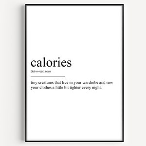 Peut inclure: Une impression murale d'art imprimable en noir et blanc avec une définition humoristique du mot "calories". La définition se lit comme suit : "de minuscules créatures qui vivent dans votre garde-robe et cousent vos vêtements un peu plus serrés chaque nuit."