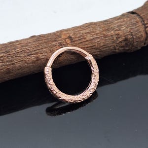 Hamrad månseptumpiercing 14k gult guld