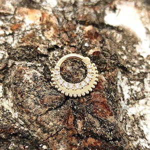 Aro para la nariz con textura de doble cara y diamantes martillados en oro de 14 k para piercing Daith y hélice