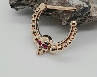 Pendiente de pezón con calavera, aro de hélice con rubí en oro macizo de 14 quilates y anillo para tabique nasal.