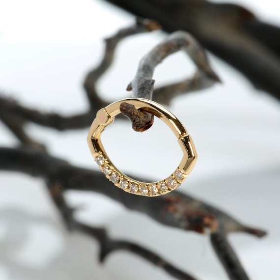 Daith Hoop Clicker oro 14K, gioielli Daith, anello Daith, diamante Daith Hoop, piercing Daith, gioielleria raffinata, clicker petalo di fiore - Italia