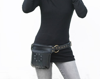 Zwei-in-eins-Tasche und Gürteltasche aus schwarzem, weißem oder lila Leder.