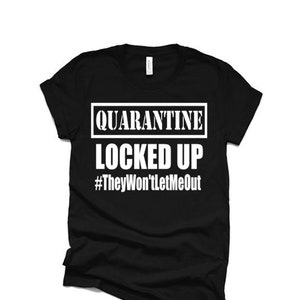 Puede incluir: Camiseta negra con texto blanco que dice "Quarantine Locked Up #TheyWon'tLetMeOut"