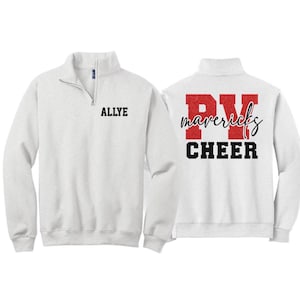 Könnte beinhalten: Ein hellgraues Sweatshirt mit Viertelreißverschluss. Auf der Vorderseite steht das Wort "ALLYE" in Schwarz. Auf der Rückseite steht "PV Mavericks CHEER" in roter und schwarzer Schrift. Das Sweatshirt hat einen Stehkragen und einen silbernen Reißverschluss.