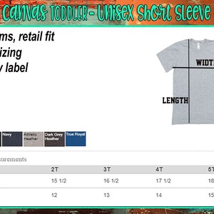 K&ouml;nnte beinhalten: Eine Gr&ouml;&szlig;entabelle f&uuml;r ein Unisex-T-Shirt mit kurzen &Auml;rmeln f&uuml;r Kleinkinder. Die Tabelle zeigt die Ma&szlig;e f&uuml;r K&ouml;rperl&auml;nge und K&ouml;rperbreite in Zoll f&uuml;r die Gr&ouml;&szlig;en 2T, 3T, 4T und 5T. Die Tabelle zeigt auch die verf&uuml;gbaren Farben: Wei&szlig;, Schwarz, Marine, Sport-Heather, Dunkelgrau-Heather und Royalblau.
