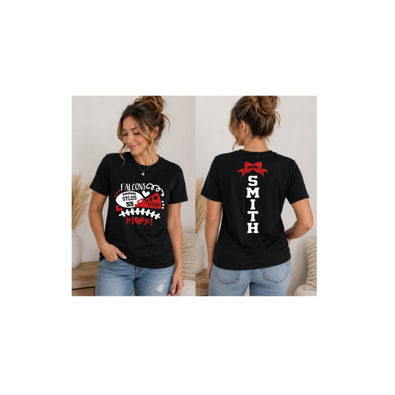 Op de afbeelding: Een zwart t-shirt met korte mouwen en een wit-rode afbeelding op de voorkant met de tekst "FALCONS", "SYLUS 55" en "MOM", samen met een football en een megafoon. De achterkant toont de naam "SMITH" in witte letters met een rode strik.
