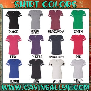 Puede incluir: Un gr&aacute;fico que muestra 12 colores diferentes de camisetas con rayas blancas en las mangas. Los colores son negro, gris jaspeado, burdeos, verde, rosa, morado, azul marino vintage, rojo, azul real, gris oscuro, blanco y gris deportivo. El texto "SHIRT COLORS" est&aacute; en la parte superior del gr&aacute;fico. El texto "WWW.GAVINSALLYE.COM" est&aacute; en la parte inferior del gr&aacute;fico.