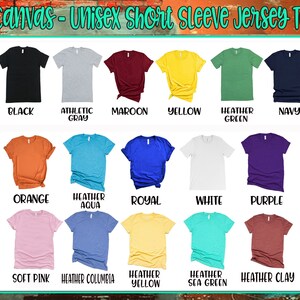 Pu&ograve; includere: Una vetrina di magliette unisex a maniche corte Bella + Canvas in vari colori, tra cui grigio scuro, nero, grigio atletico, bordeaux, giallo e verde erica. L'immagine mostra anche rosso, arancione e altri colori.