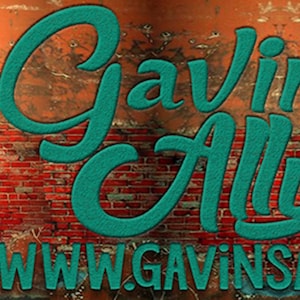 Pu&ograve; includere: Un muro di mattoni usurato con un telaio della porta turchese e una porta rossa. Il testo turchese recita "Gavin's Allye" e "www.gavinsallye.com". Una croce turchese &egrave; nell'angolo in alto a sinistra. Il muro ha un aspetto invecchiato.
