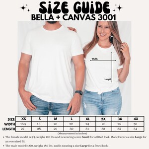 Pu&ograve; includere: Una guida alle taglie per le t-shirt Bella + Canvas 3001. La guida include le misure in pollici per larghezza e lunghezza, che vanno da XS a 4X. L'immagine mostra un uomo e una donna con magliette bianche. La modella &egrave; alta 163 cm e indossa una Small.
