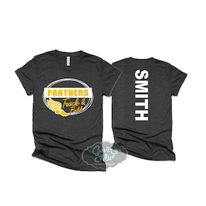 Puede incluir: Camiseta negra con un gráfico circular blanco que dice "Panthers Track & Field" con un gráfico de zapato para correr dorado. La parte posterior de la camiseta tiene el nombre "Smith" impreso verticalmente en blanco.