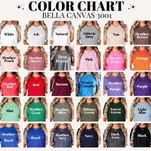Op de afbeelding: Een kleurenkaart voor Bella Canvas 3001 t-shirts met een raster van dertig verschillende t-shirtkleuren. Elk vierkant toont een t-shirt met de bijbehorende kleurnaam in witte tekst, waaronder wit, as, naturel, grijs, beige, bruin, perzik, mauve, roze, oranje, rood, bordeaux, blauw, paars, munt, groen, olijf en zwart.