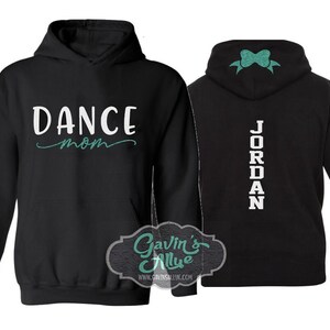 Peut inclure: Deux sweat-shirts &agrave; capuche noirs. L'un porte l'inscription "DANCE mom" sur le devant. L'autre porte l'inscription "JORDAN" au dos.
