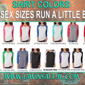 Pu&ograve; includere: Un collage di immagini che mostrano diverse combinazioni di colori per una t-shirt in stile baseball. Il testo "SHIRT COLORS" e "UNISEX SIZES RUN A LITTLE BIG" &egrave; in alto nell'immagine. L'indirizzo del sito web "WWW.GAVINSALLY.COM" &egrave; in basso nell'immagine.