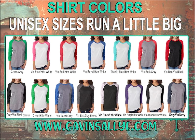 Pu&ograve; includere: Un collage di immagini che mostrano diverse combinazioni di colori per una t-shirt in stile baseball. Il testo "SHIRT COLORS" e "UNISEX SIZES RUN A LITTLE BIG" &egrave; in alto nell'immagine. L'indirizzo del sito web "WWW.GAVINSALLY.COM" &egrave; in basso nell'immagine.