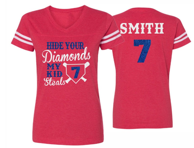 Puede incluir: Camiseta de b&eacute;isbol roja y blanca con el texto "Hide Your Diamonds My Kid Steals" y el n&uacute;mero "7" en purpurina azul. La parte posterior de la camiseta tiene el nombre "Smith" y el n&uacute;mero "7" en purpurina azul.