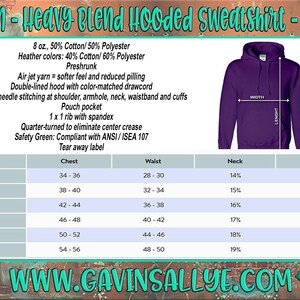 Op de afbeelding: Een maattabel voor een Gildan heavy blend hooded sweatshirt. De tabel toont de borst-, taille-, nek- en mouwlengte voor maten S tot en met 3XL. Het sweatshirt is 8 ounce, 50% katoen en 50% polyester. De tabel staat op een witte achtergrond met een paars hooded sweatshirt in de rechterbovenhoek.