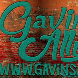 Pode incluir: Uma placa azul turquesa com o texto "Gavin's Ally" em uma fonte estilizada. A placa est&aacute; em uma parede de tijolos com uma porta de madeira desgastada no fundo. O texto "www.gavinsallye.com" est&aacute; abaixo do texto principal.