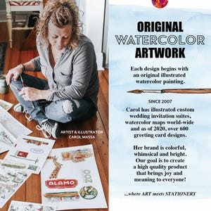 Peut inclure: Une artiste assise sur un sol en bois travaille sur des &oelig;uvres d'art &agrave; l'aquarelle. L'image comprend le texte "ORIGINAL WATERCOLOR ARTWORK" et "ARTIST & ILLUSTRATOR CAROL MASSA". L'&oelig;uvre pr&eacute;sente des illustrations d'une girafe et de l'Alamo.