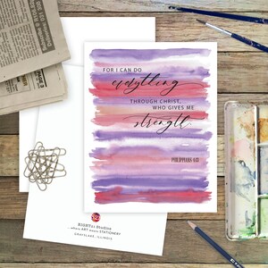 Peut inclure: Une carte aquarelle avec un fond violet, rose et orange. La carte pr&eacute;sente la citation "Car je peux tout par celui qui me fortifie." avec la r&eacute;f&eacute;rence biblique "Philippiens 4:13".
