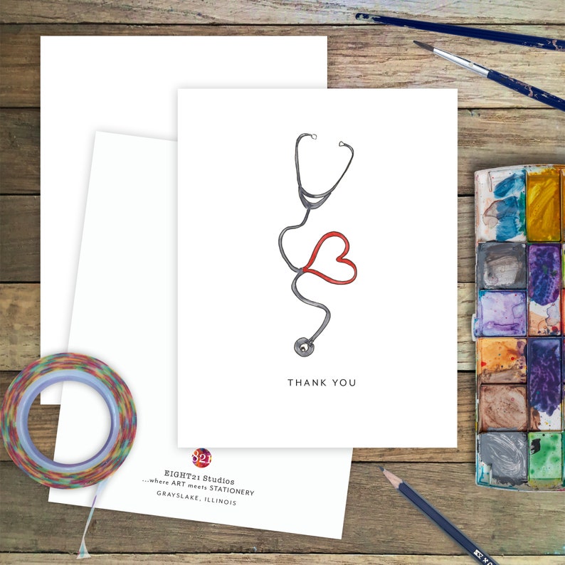 Op de afbeelding: Een bedankkaart met een handgetekend ontwerp van een stethoscoop met een rood hart. De tekst "Bedankt" staat onder de afbeelding.