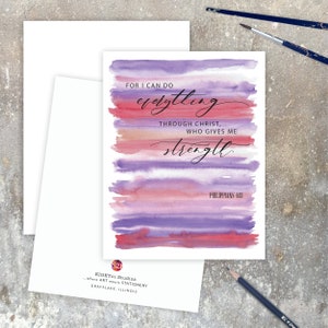 Peut inclure: Une carte aquarelle avec un fond violet, rose et orange. La carte pr&eacute;sente la citation "Car je peux tout par celui qui me fortifie." Philippiens 4:13.