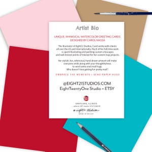 Op de afbeelding: Een witte kaart met een roze, rode en blauwe achtergrond. De kaart toont een aquarel-illustratie van een stadsgezicht met de tekst "Artist Bio" en "Unieke, grillige aquarel-wenskaarten Ontworpen door Carol Massa". De kaart bevat ook de tekst "@Eight21Studios.com Eight TwentyOne Studio = Etsy".