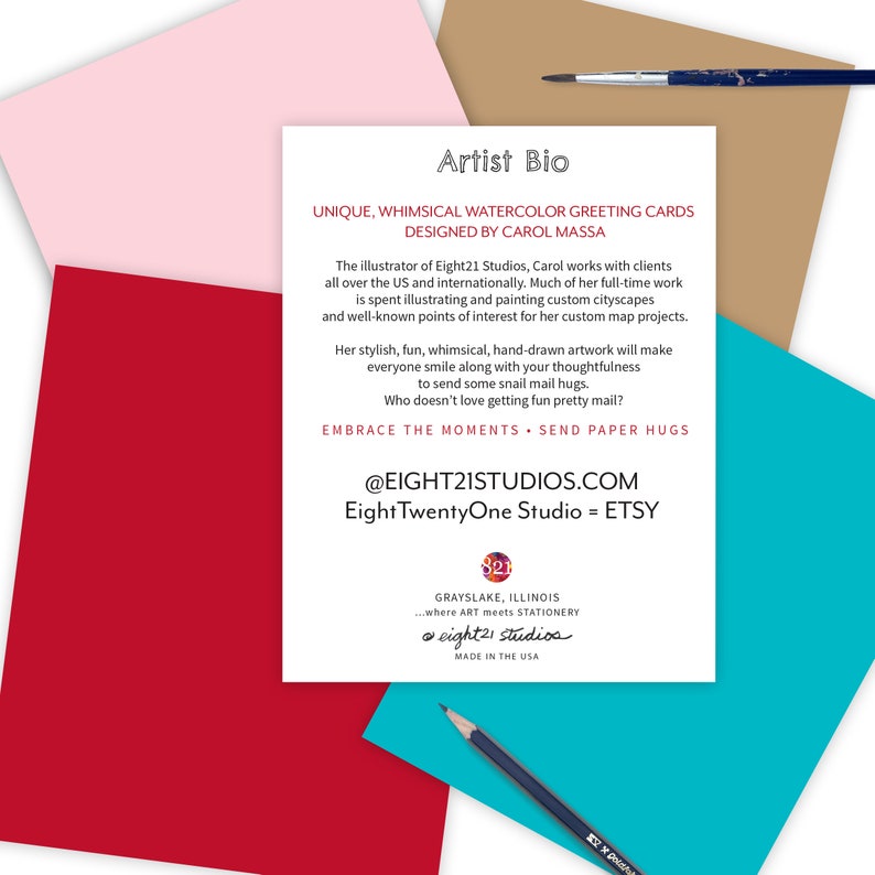 Op de afbeelding: Een witte kaart met een roze, rode en blauwe achtergrond. De kaart toont een aquarel-illustratie van een stadsgezicht met de tekst "Artist Bio" en "Unieke, grillige aquarel-wenskaarten Ontworpen door Carol Massa". De kaart bevat ook de tekst "@Eight21Studios.com Eight TwentyOne Studio = Etsy".