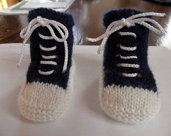 Chaussons bébé en laine  bleu marine et blanc genre basket