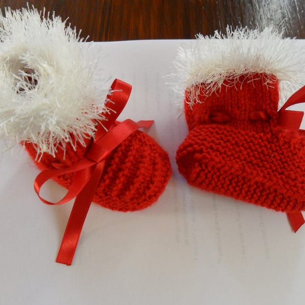 Chaussons bébé en laine layette couleur rouge border de blanc