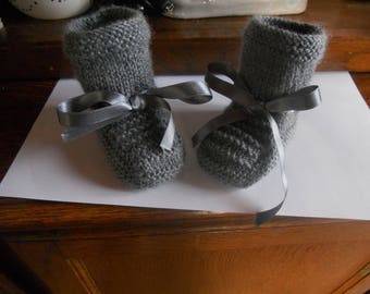 chaussons bébé fait main en laine acrylique gris