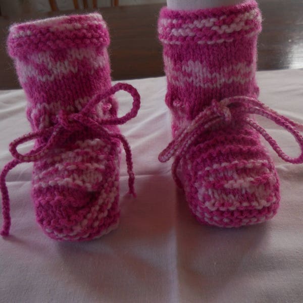 Chaussons bébé en laine acrylique  rose et blanc