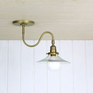 Ondu Flush Mount Lampada da soffitto con braccio curvo ondulato in ottone, paralume in vetro da incasso immagine 4