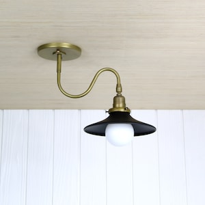 Ondu Flush Mount Lampada da soffitto con braccio curvo ondulato in ottone, paralume in vetro da incasso immagine 1