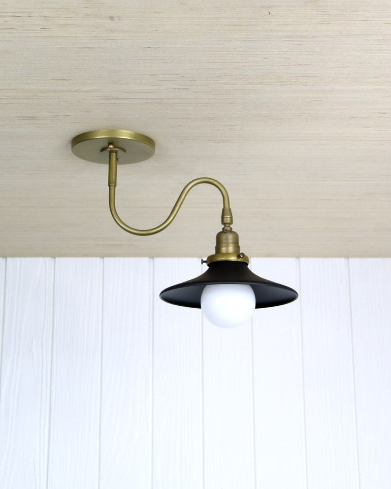 Ondu Flush Mount Lampada da soffitto con braccio curvo ondulato in ottone, paralume in vetro da incasso immagine 1