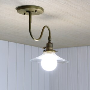 Ondu Flush Mount Lampada da soffitto con braccio curvo ondulato in ottone, paralume in vetro da incasso immagine 6