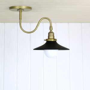 Ondu Flush Mount Lampada da soffitto con braccio curvo ondulato in ottone, paralume in vetro da incasso immagine 2