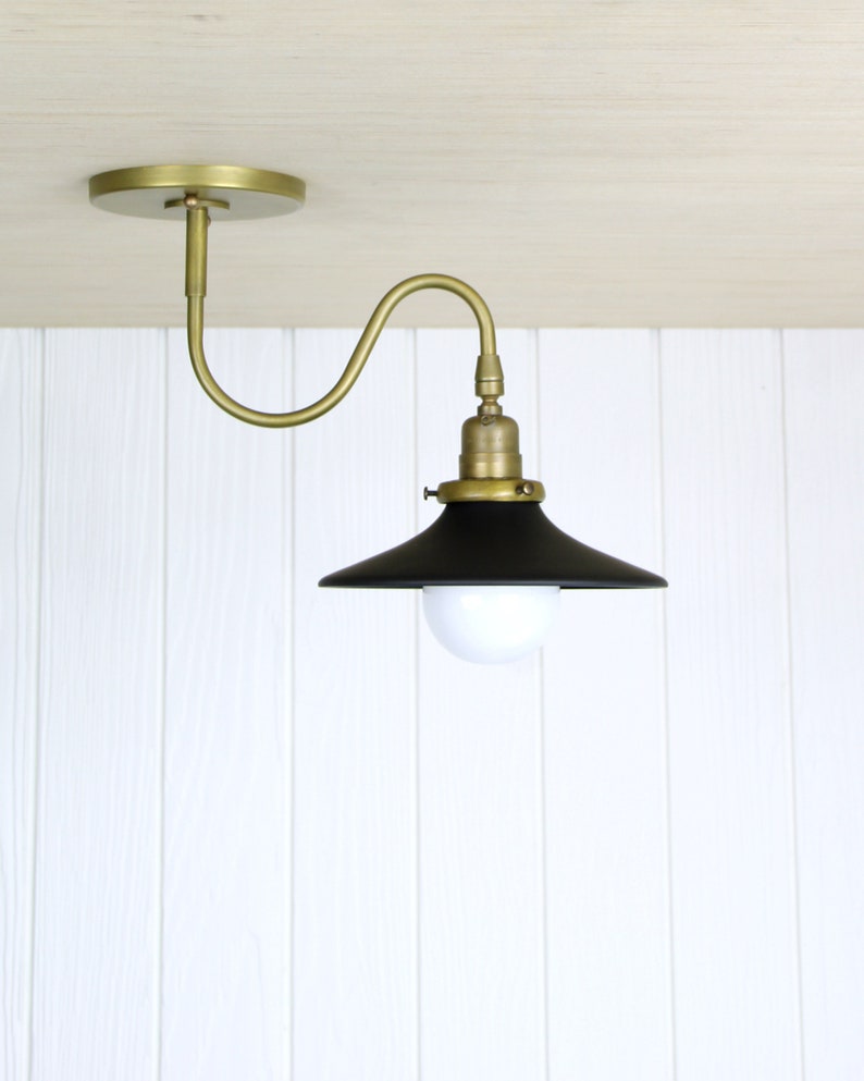 Ondu Flush Mount Lampada da soffitto con braccio curvo ondulato in ottone, paralume in vetro da incasso immagine 2