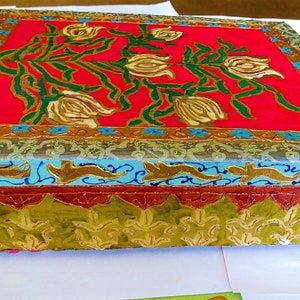 2 por 1 BOGO Flores y Arabescos caja de regalo de cartón grande pintada a mano / acabado brillante / pintado por todos lados